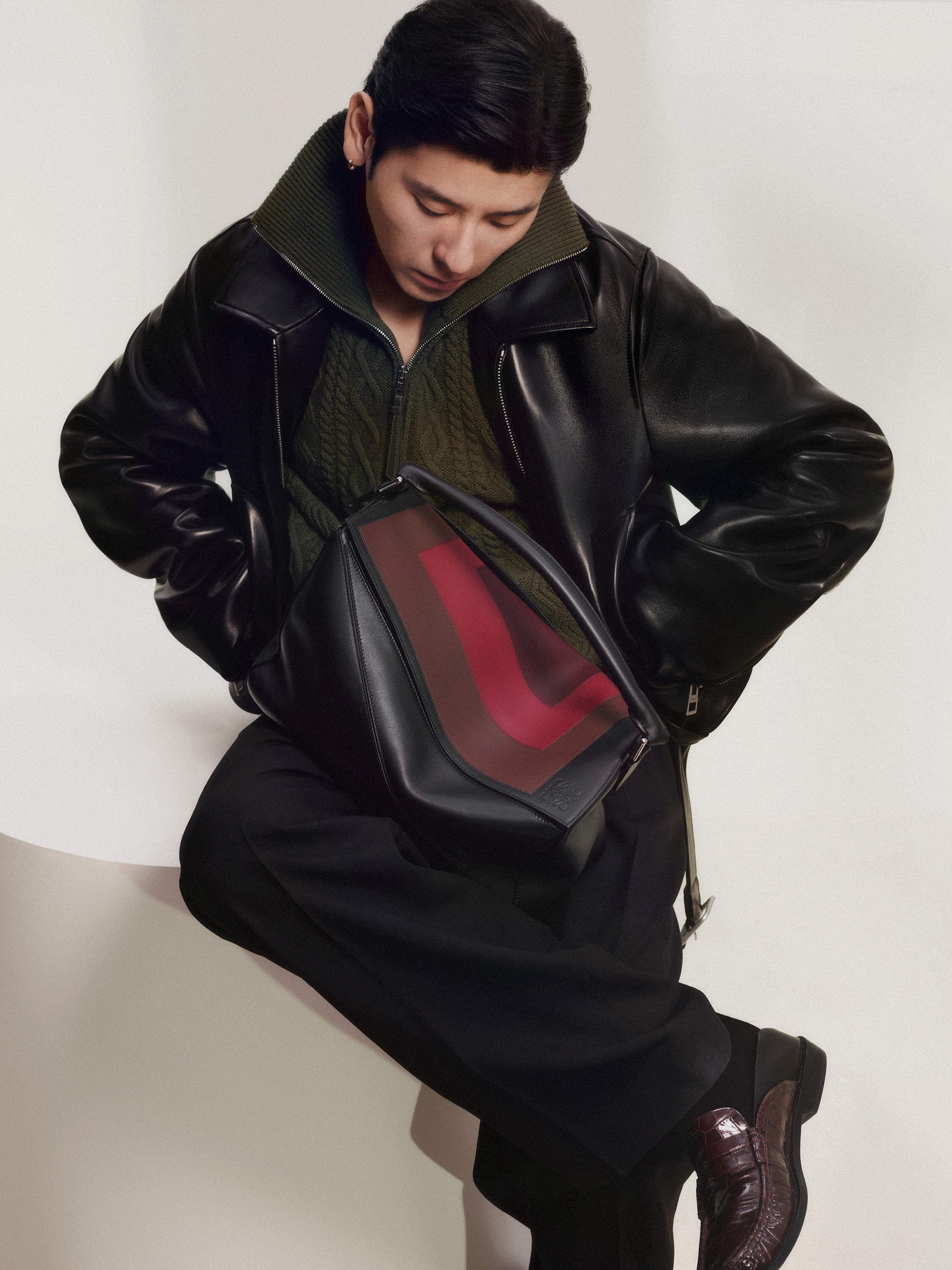 【LOEWE 】　美品　ポンジャンバッグ　人気　流行り　ロゴ入 LOEWE 】美品ポンジャンバッグ人気流行りロゴ入り